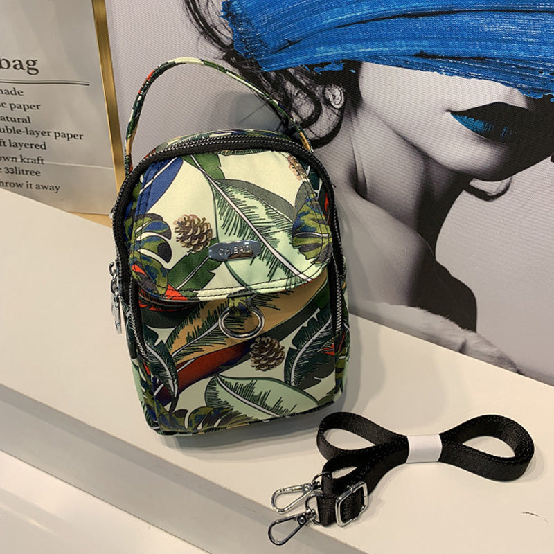 "Elegant crossbody-väska för damer i slitstarkt, vattenavvisande nylon, justerbar axelrem, praktisk och stilren design."