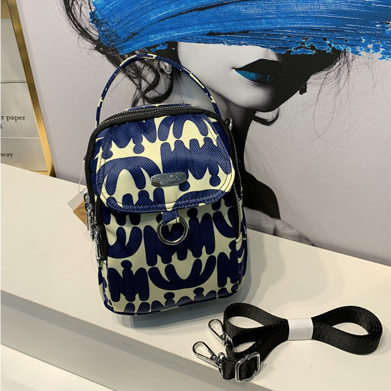 "Elegant crossbody-väska för damer i slitstarkt, vattenavvisande nylon, justerbar axelrem, praktisk och stilren design."