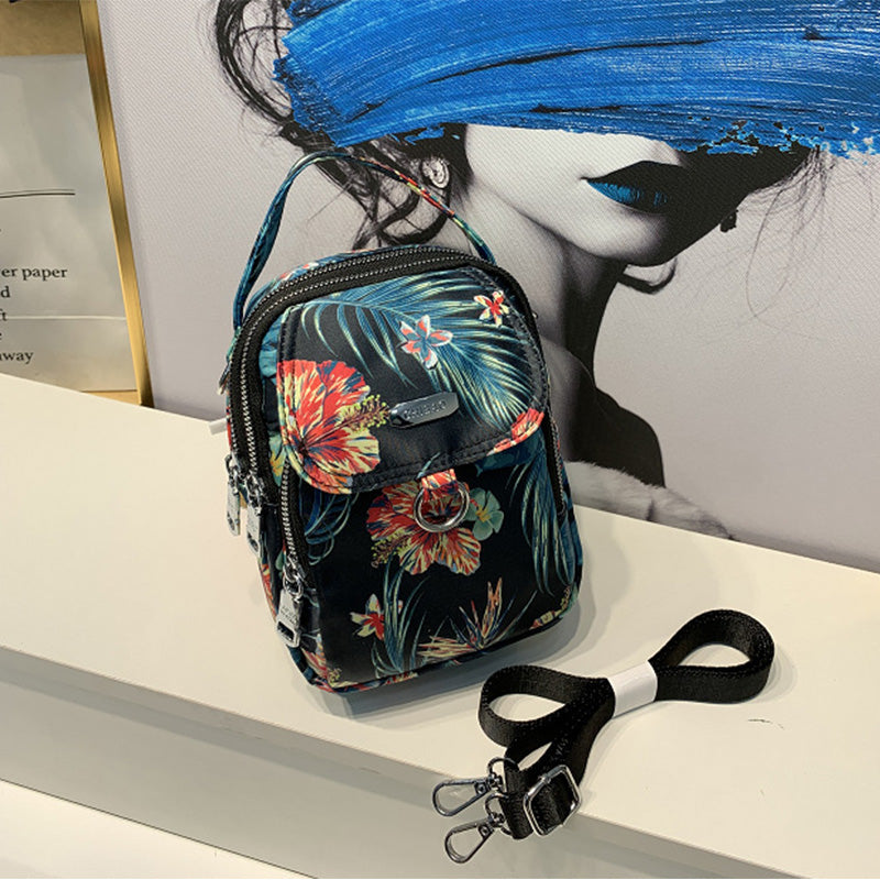 "Elegant crossbody-väska för damer i slitstarkt, vattenavvisande nylon, justerbar axelrem, praktisk och stilren design."