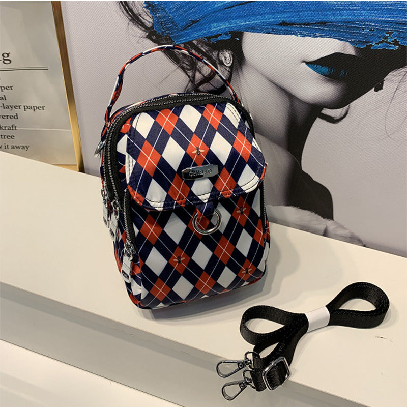 "Elegant crossbody-väska för damer i slitstarkt, vattenavvisande nylon, justerbar axelrem, praktisk och stilren design."