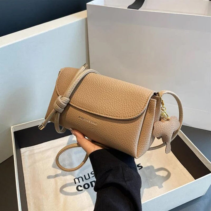 "Elegant crossbody-väska för kvinnor i PU-läder med elefanthänge, säker dragkedja, vit och compact med rymliga fack."