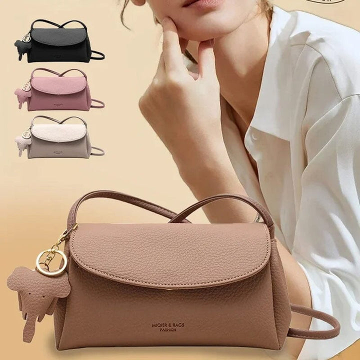 "Elegant crossbody-väska för kvinnor i PU-läder med elefanthänge, säker dragkedja, vit och compact med rymliga fack."