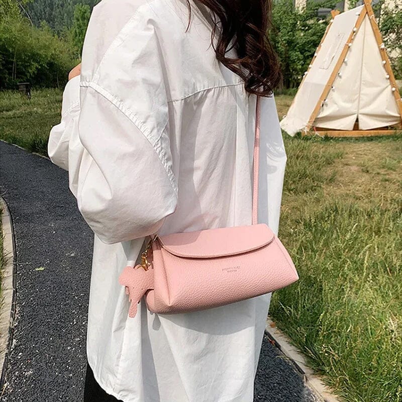 "Elegant crossbody-väska för kvinnor i PU-läder med elefanthänge, säker dragkedja, vit och compact med rymliga fack."