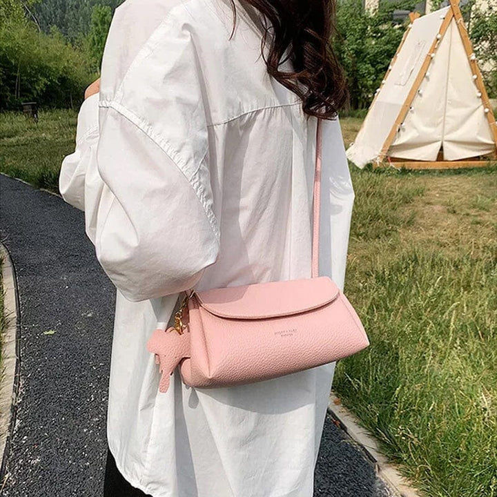 "Elegant crossbody-väska för kvinnor i PU-läder med elefanthänge, säker dragkedja, vit och compact med rymliga fack."