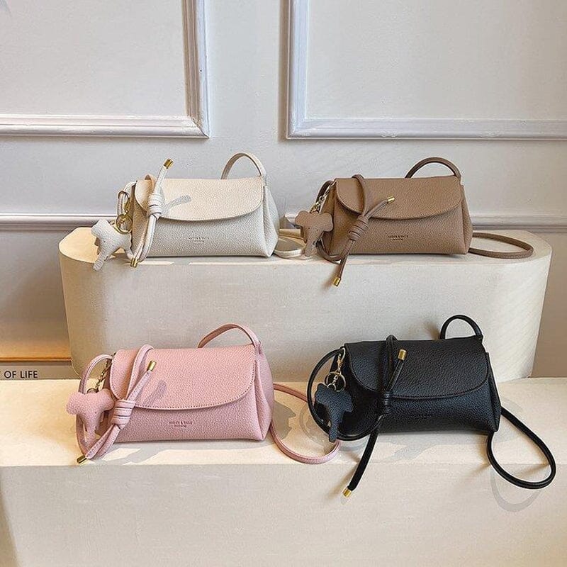 "Elegant crossbody-väska för kvinnor i PU-läder med elefanthänge, säker dragkedja, vit och compact med rymliga fack."