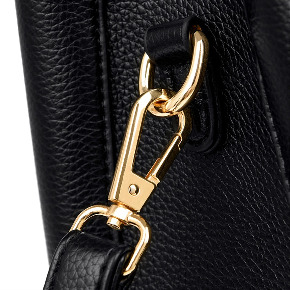 Handväska för damer med skiktad design. En organiserad och modeinriktad accessoar.