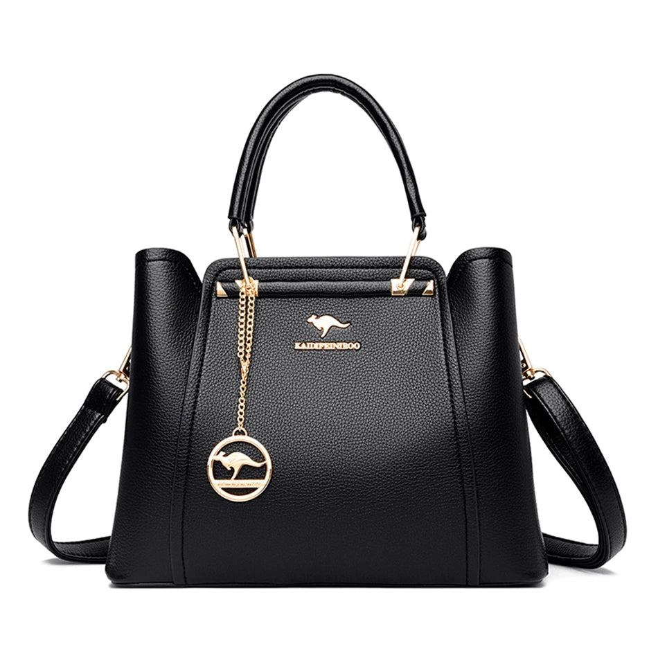 Modern damhandväska med elegant skiktad look, en stilfull accessoar för varje kvinna.