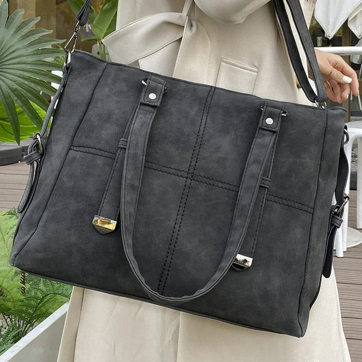 Elegant dam axelremsväska. Rymlig vardagsväska i klassisk stil för kvinnor, perfekt accessoar för stil.