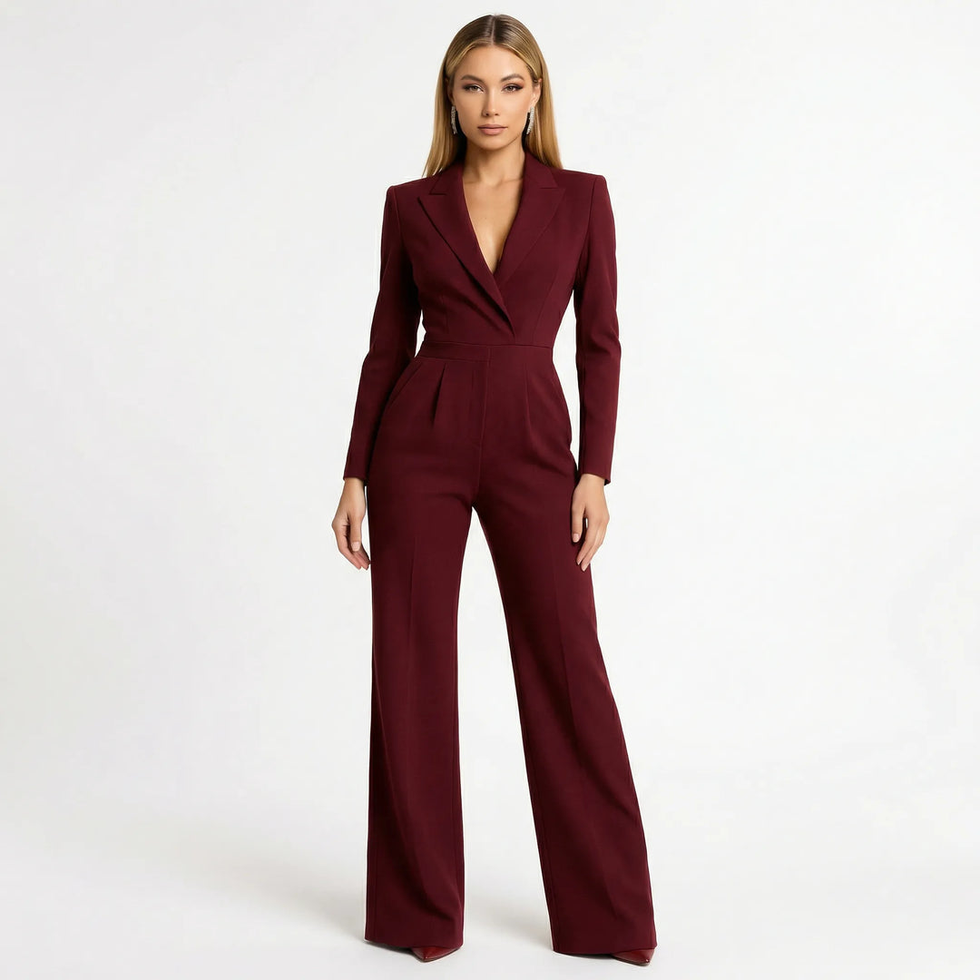 Stilren damjumpsuit i blazerstil med vida ben och markerad midja. Mångsidigt helkroppsplagg för dammode.