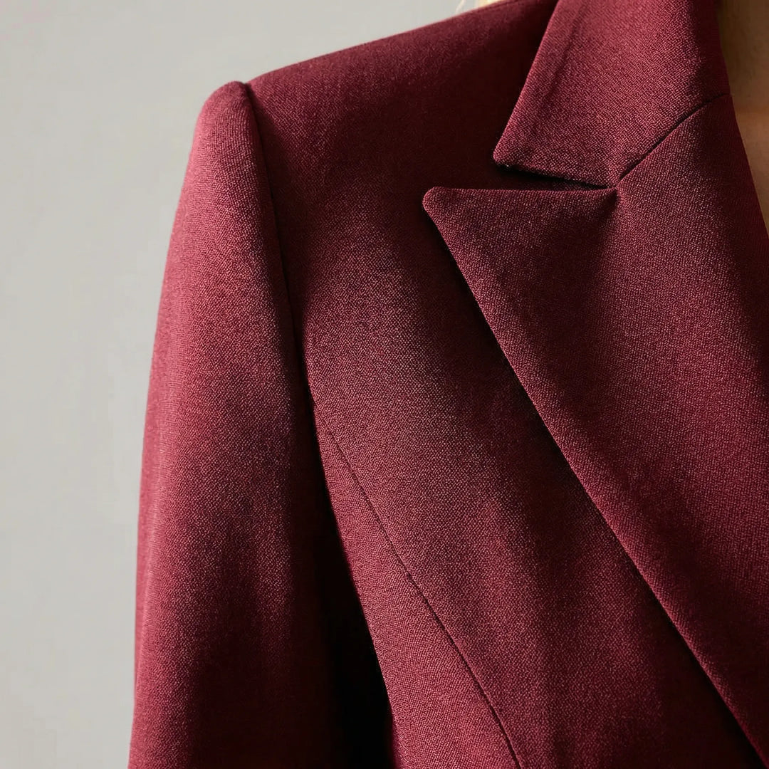 Modern blazer-jumpsuit för dam med flytande vida ben och figurnära markerad midja. Trendig V-ringning.