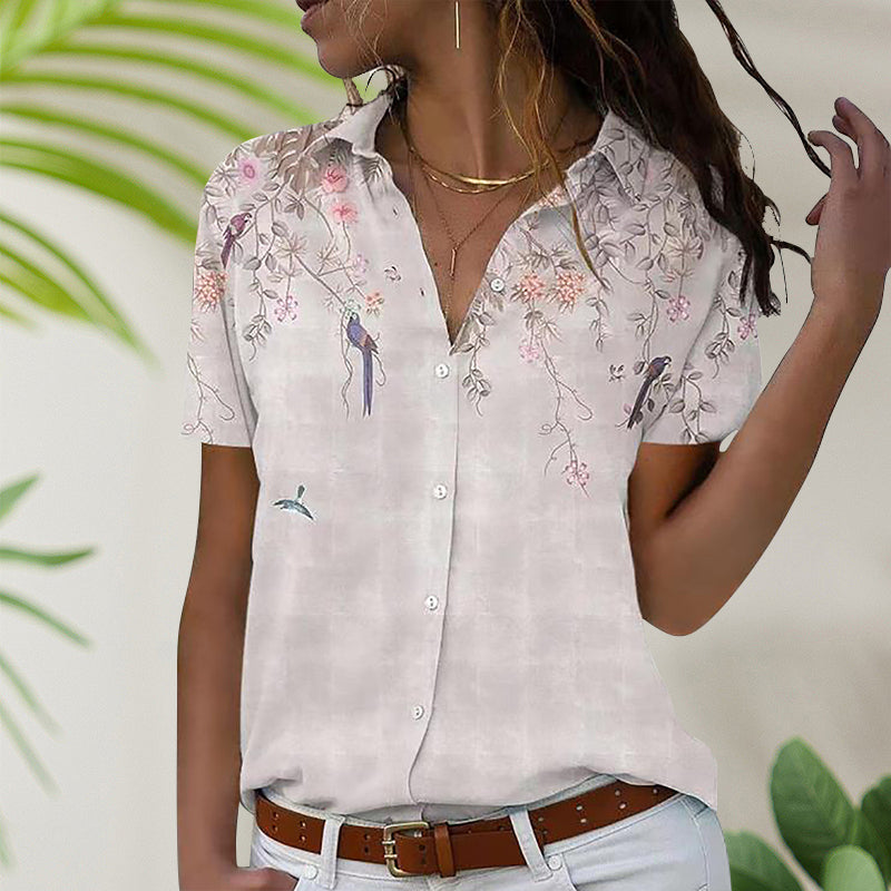 "Elegant dam blommig kortärmad polyester skjorta med charmigt mönster, perfekt för vardag och semesterstunder."