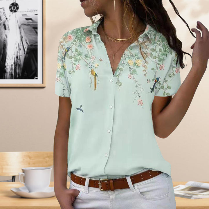 "Elegant dam blommig kortärmad polyester skjorta med charmigt mönster, perfekt för vardag och semesterstunder."
