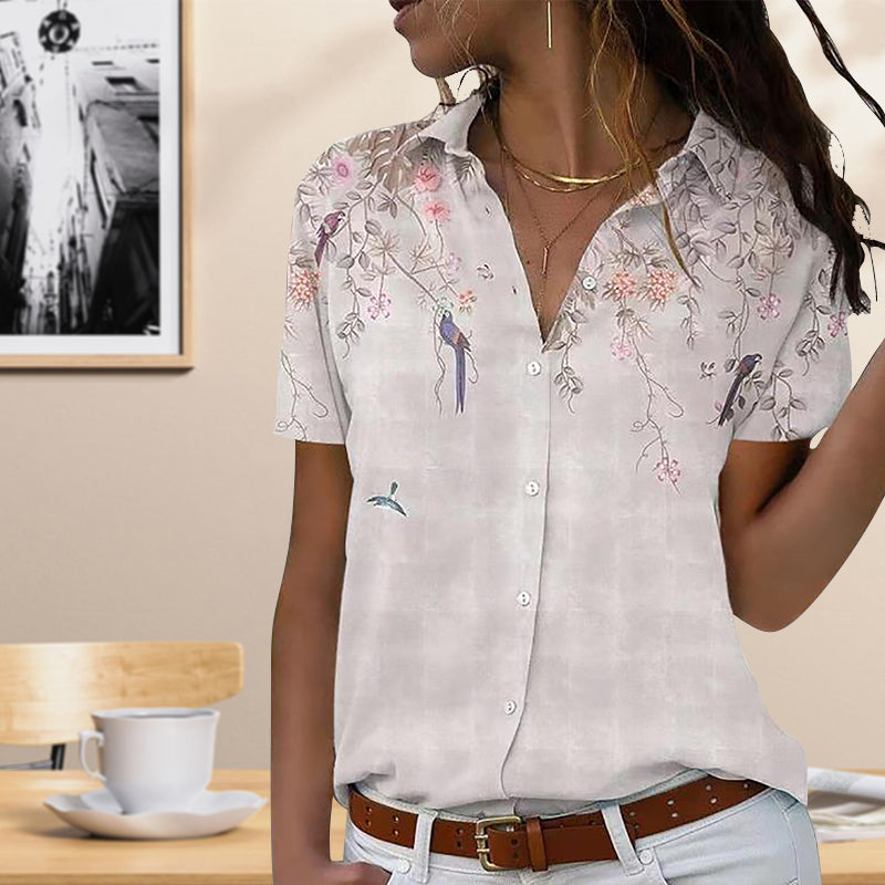 "Elegant dam blommig kortärmad polyester skjorta med charmigt mönster, perfekt för vardag och semesterstunder."