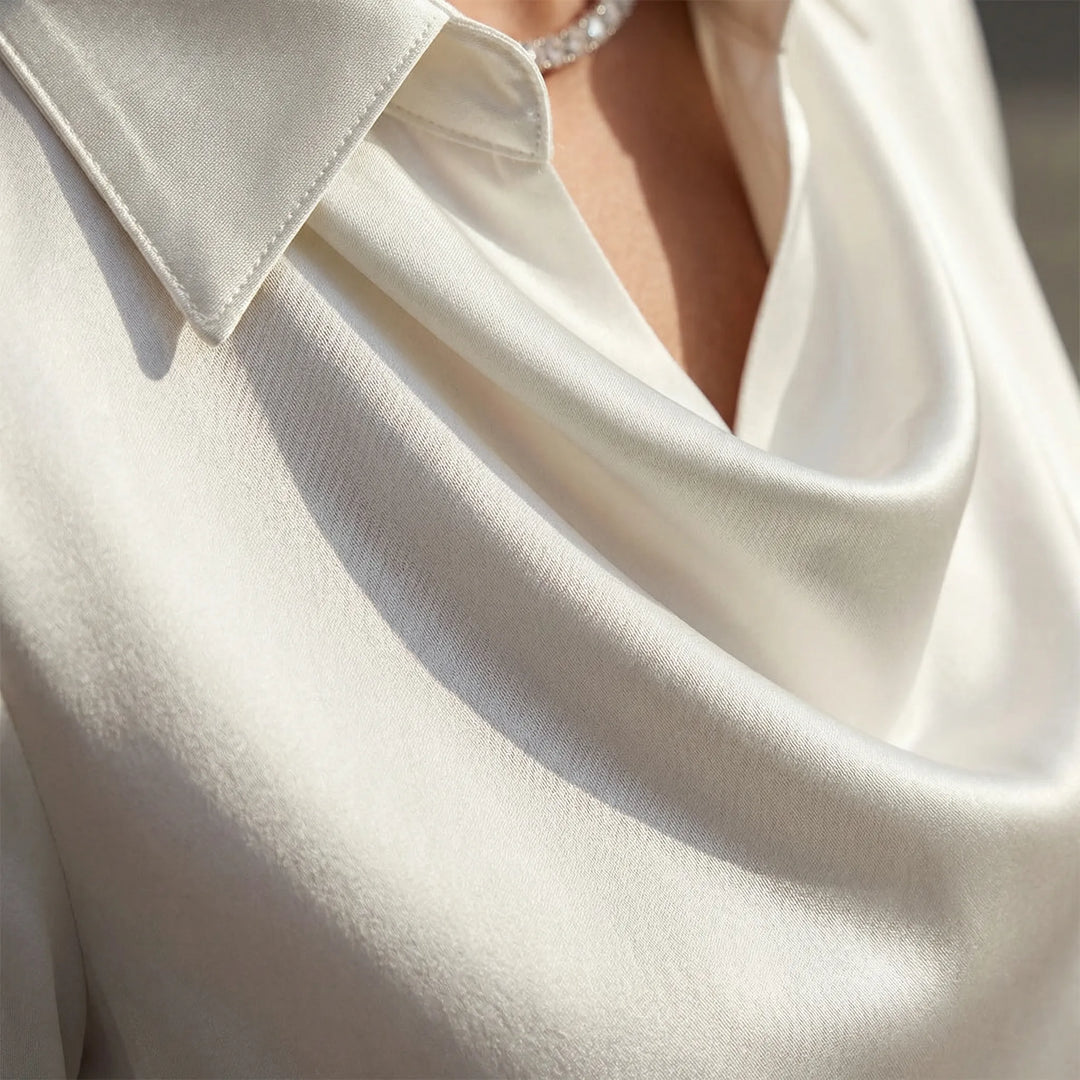 Stilren draperad blus för kvinnor med lång ärm, ger en elegant siluett. Perfekt för mode.