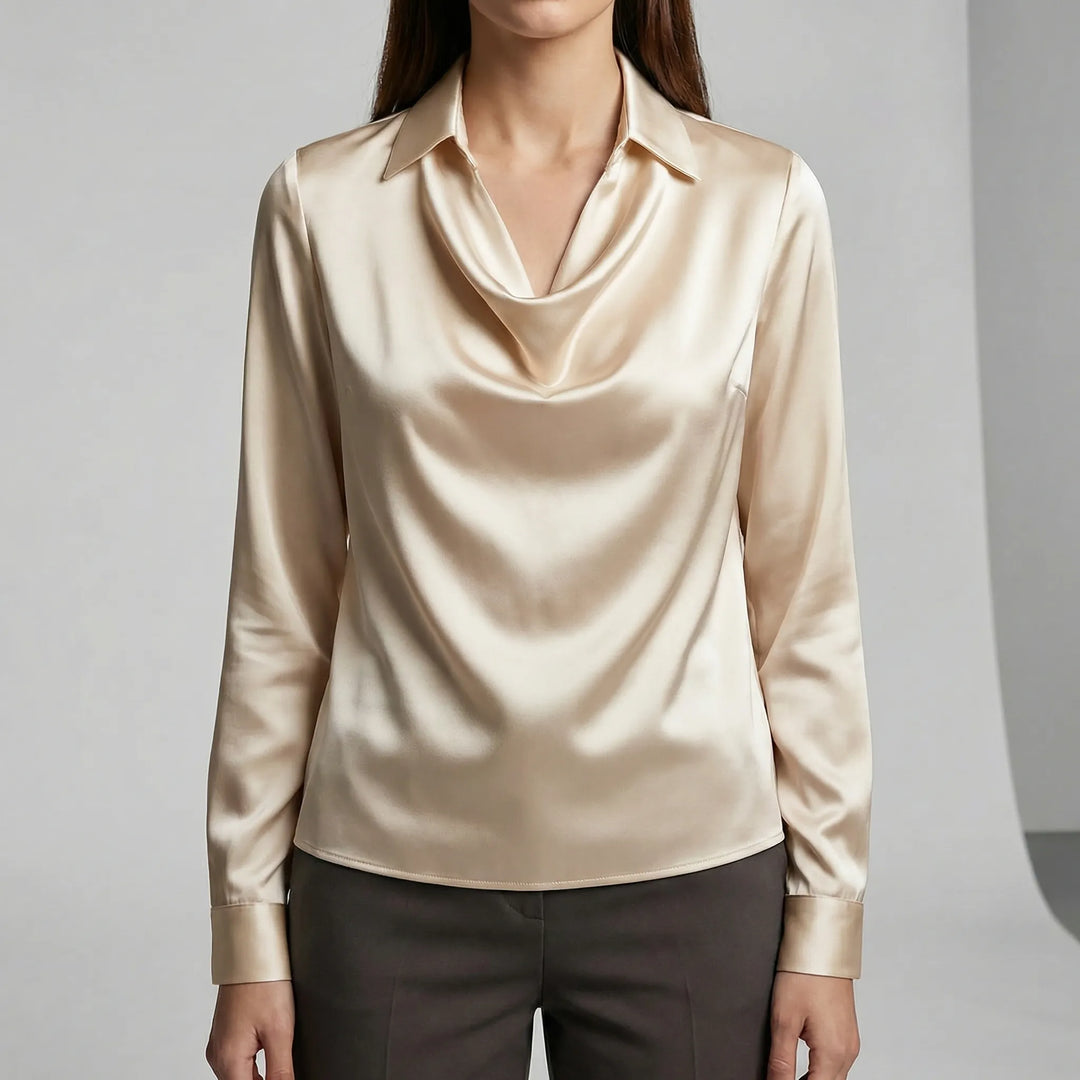 Långärmad blus Sophie med vacker drapering vid halsen, elegant & bekväm passform.