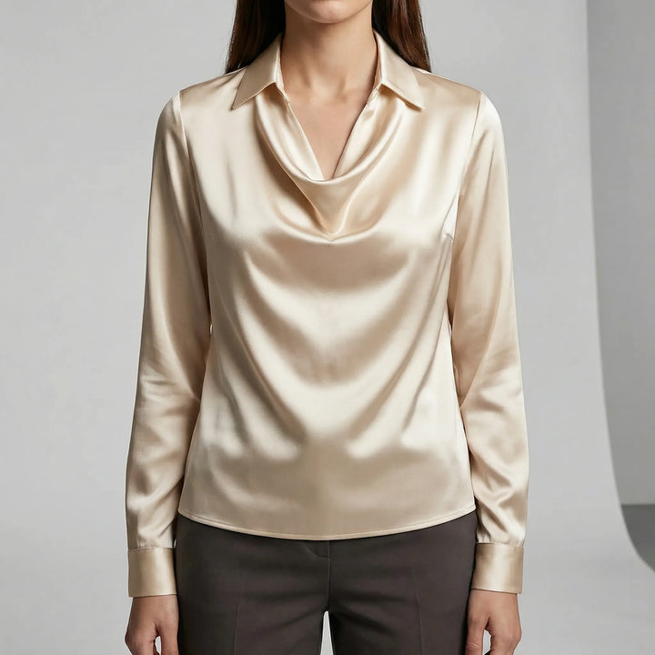 Långärmad blus Sophie med vacker drapering vid halsen, elegant & bekväm passform.