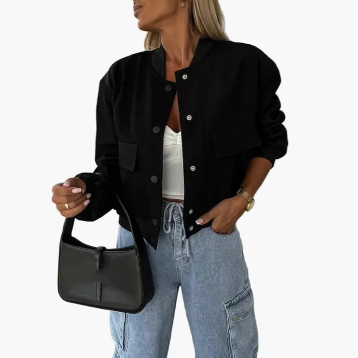 Elegant dam bomberjacka med stiliga knappar och praktiska fickor, perfekt för vardagsstil och höstmode.