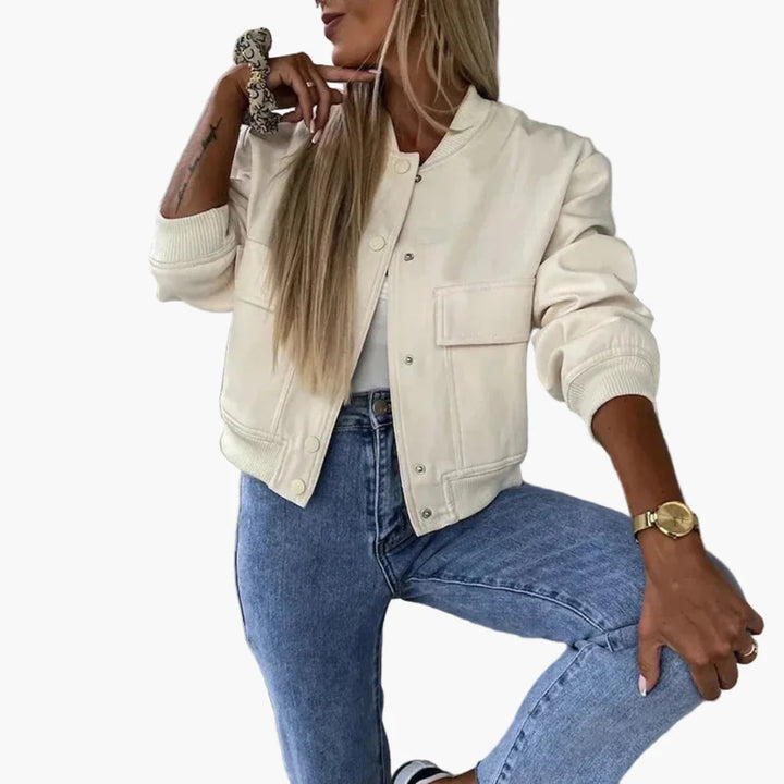 Modern damjacka, en bomberjacka med knappar och fickor, perfekt som vårjacka eller höstmode.