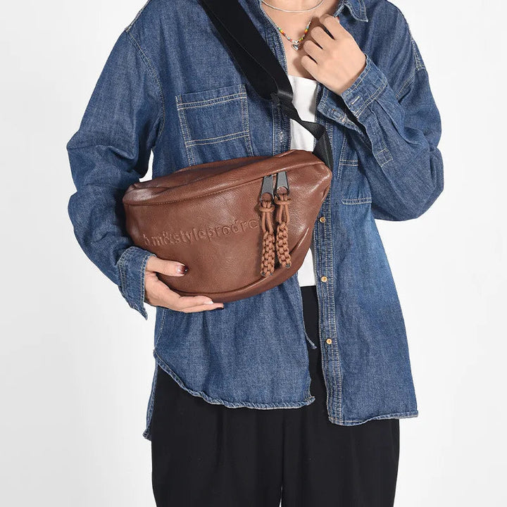 Mångsidig crossbody bröstväska för kvinnor, idealisk för att hålla dina viktigaste saker nära och säkra.