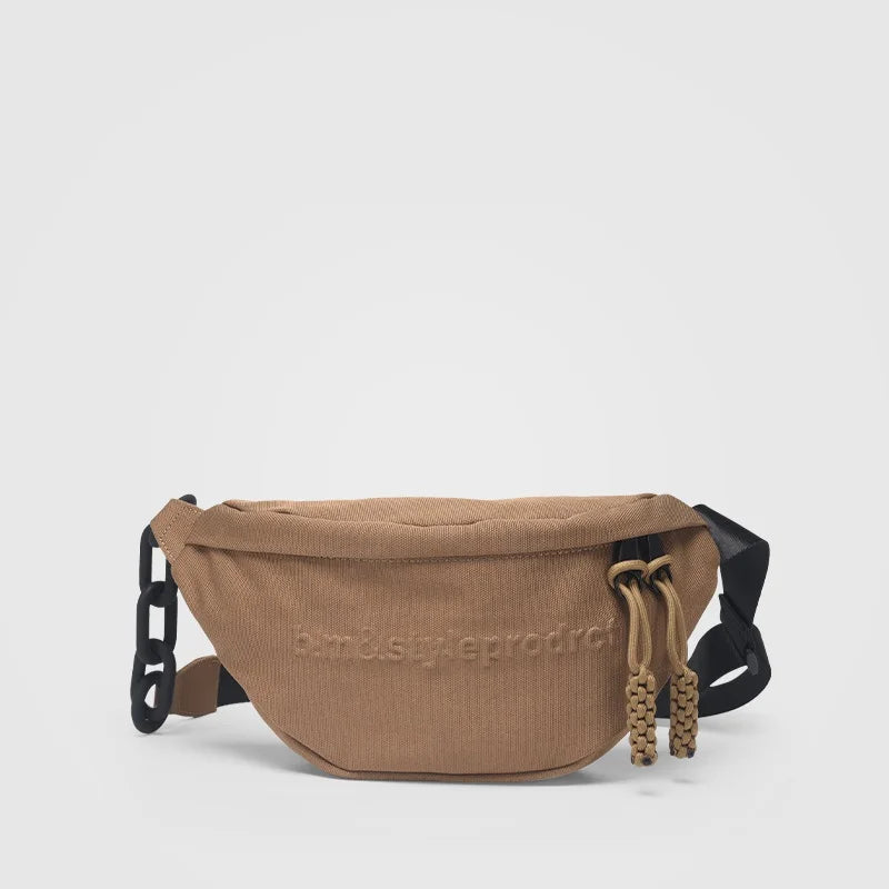 Modern magväska/crossbody för dam, perfekt för en handsfree och stilren look. Essentials nära till hands.