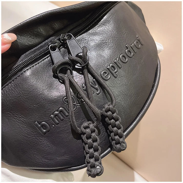 Elegant dam bröstväska, perfekt som handsfree vardagsväska eller crossbody. Stilren accessoar.