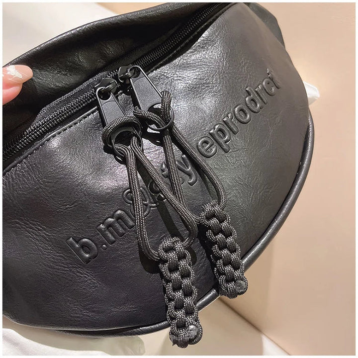 Elegant dam bröstväska, perfekt som handsfree vardagsväska eller crossbody. Stilren accessoar.