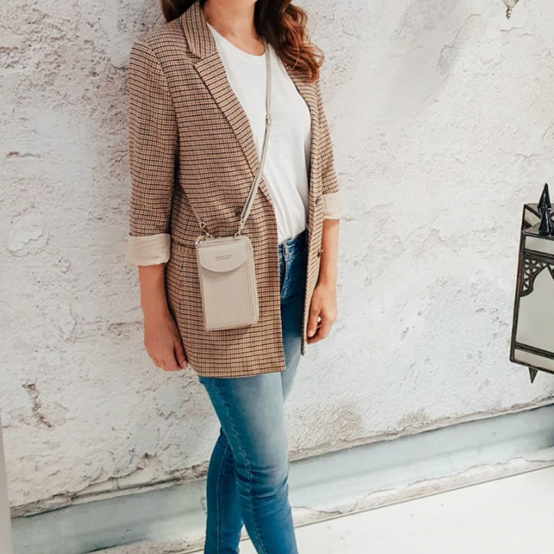 "Elegant dam crossbody telefonväska i rött PU-läder med avtagbar rem, rymligt fack för värdesaker, mångsidig design."