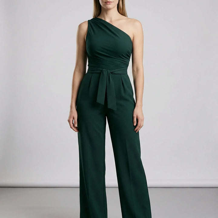 Bekväm enaxlad dam jumpsuit med vida ben och knytskärp. Stilren och modern för sommarens mode.