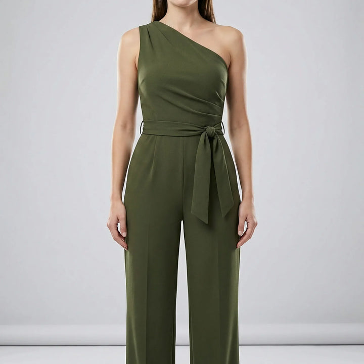 Enaxlad dam jumpsuit med elegant knytskärp och flödande vida ben. Komfortabel och chic för alla tillfällen.