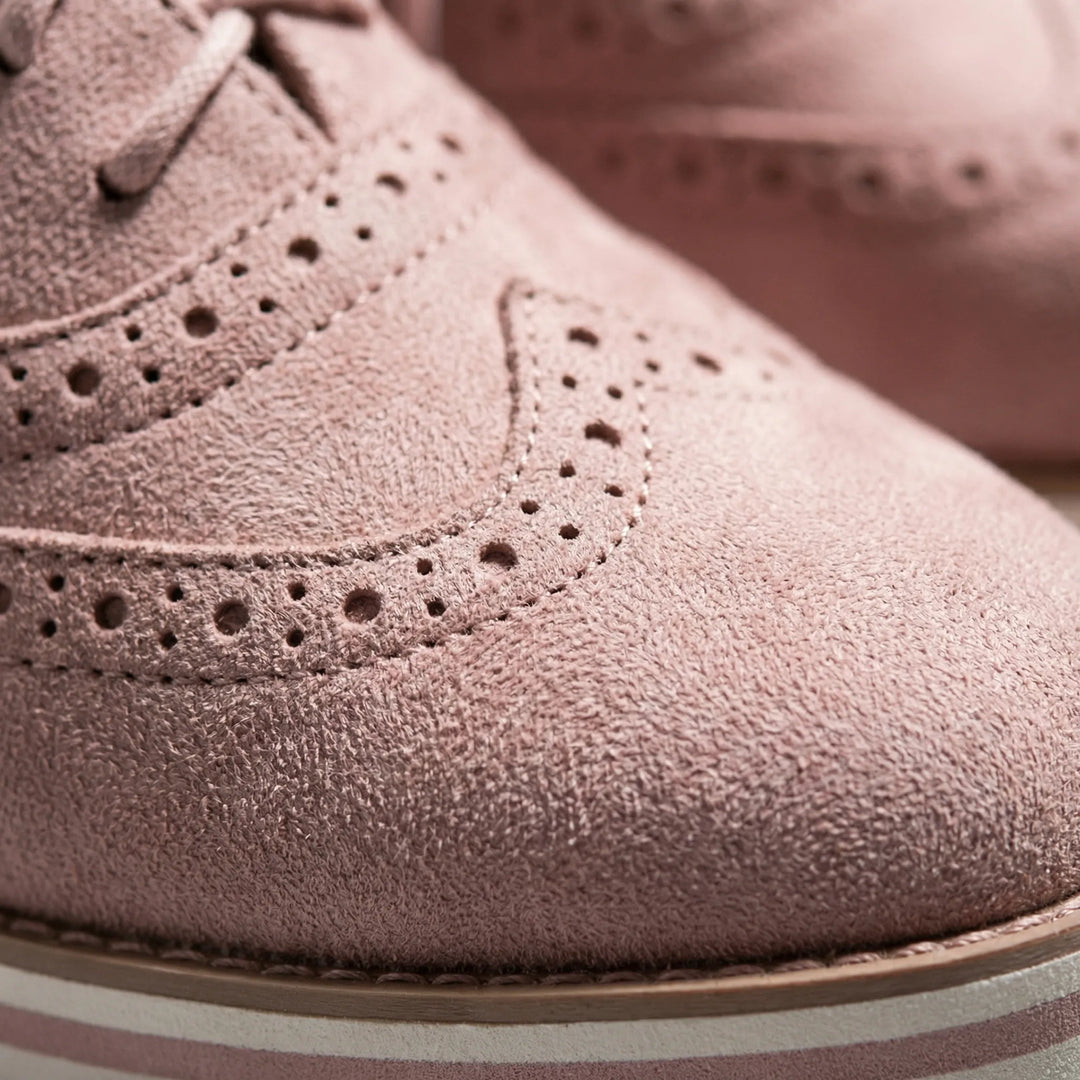Dam lågskuren Oxford-sneaker Amy med bekväm platåsula. Snörsko för elegant fritidslook.