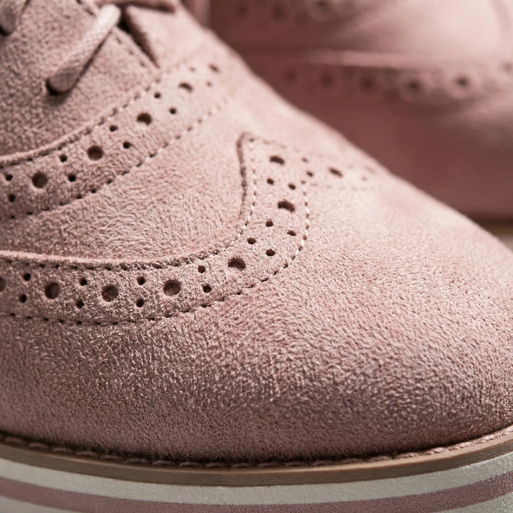 Dam lågskuren Oxford-sneaker Amy med bekväm platåsula. Snörsko för elegant fritidslook.