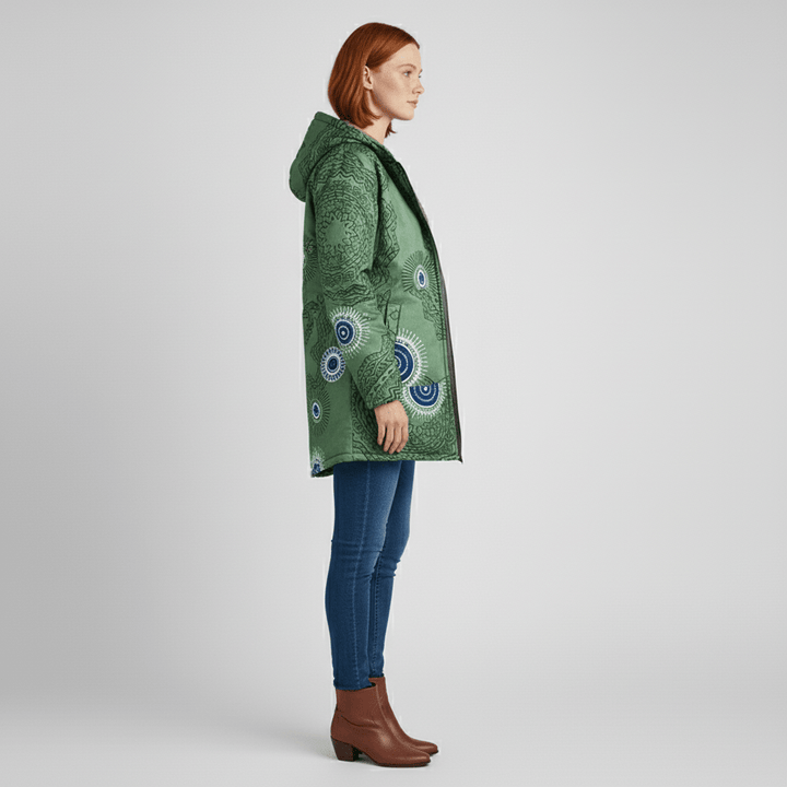 Vinterjacka dam Ella, figursydd lång modell med huva. Trendig retrostil.