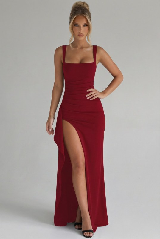 Formell bodycon maxiklänning med slits och fyrkantig hals. Idealisk bröllopsgäst- eller kvällsoutfit.