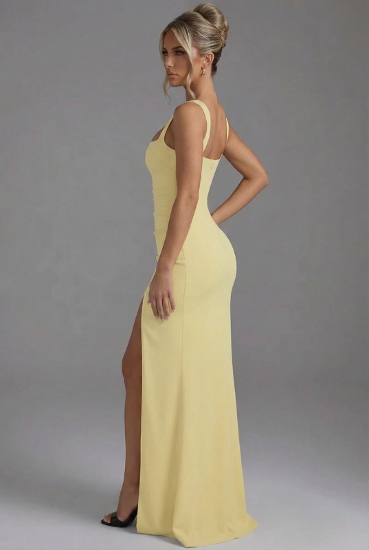 Festklänning: Bodycon maxiklänning med elegant slits och modern fyrkantig hals. En kvällsoutfit.