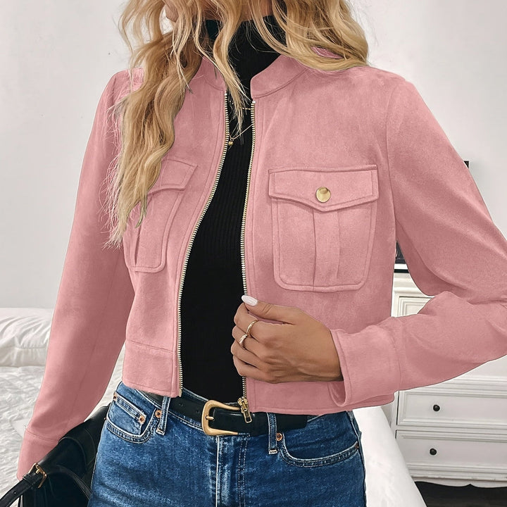 Elegant dam mockajacka med dragkedja. Kort modell, perfekt som vårjacka, höstjacka och stilren vardagsjacka.