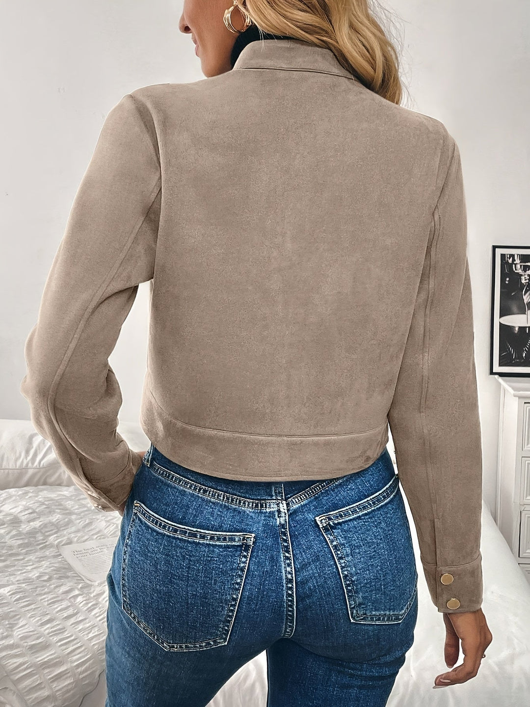Stilfull kort mockajacka för damer. Med dragkedja, en mångsidig och elegant jacka för alla säsonger.