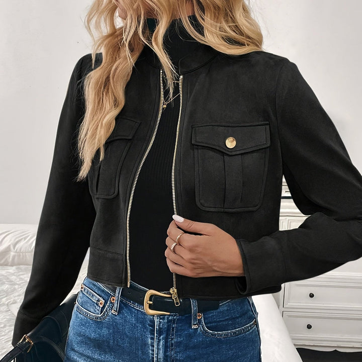 Chic och kort mockajacka för dam. Med dragkedja, perfekt för en stilren look under alla årstider.