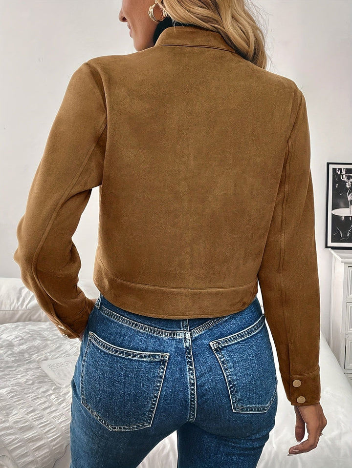 Enkel men elegant kort damjacka i mocka med dragkedja. Perfekt som vardagsjacka för en sofistikerad stil.