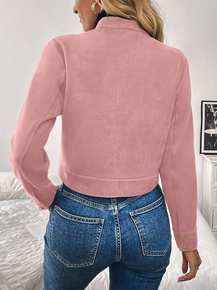 Praktisk damjacka i mocka med dragkedja. Kort design för enkel styling, perfekt för höstens kvinnomode.