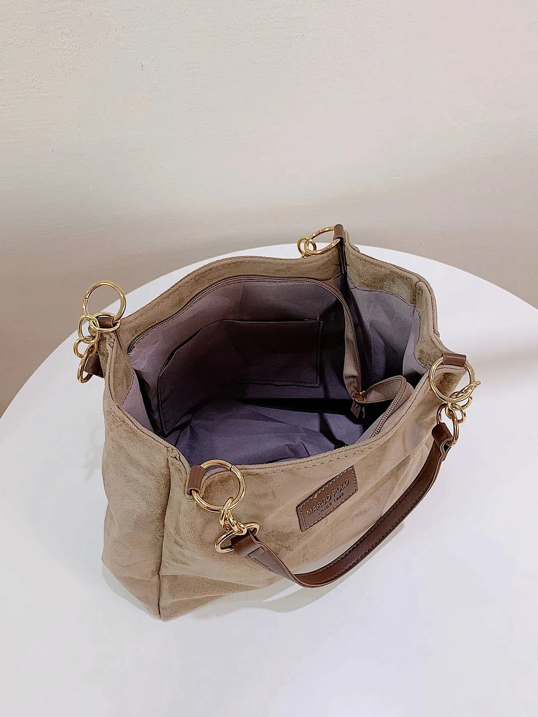 Rymlig svart axelväska för kvinnor, elegant pendlarväska för dagligt bruk, praktisk toteväska med stilren design.