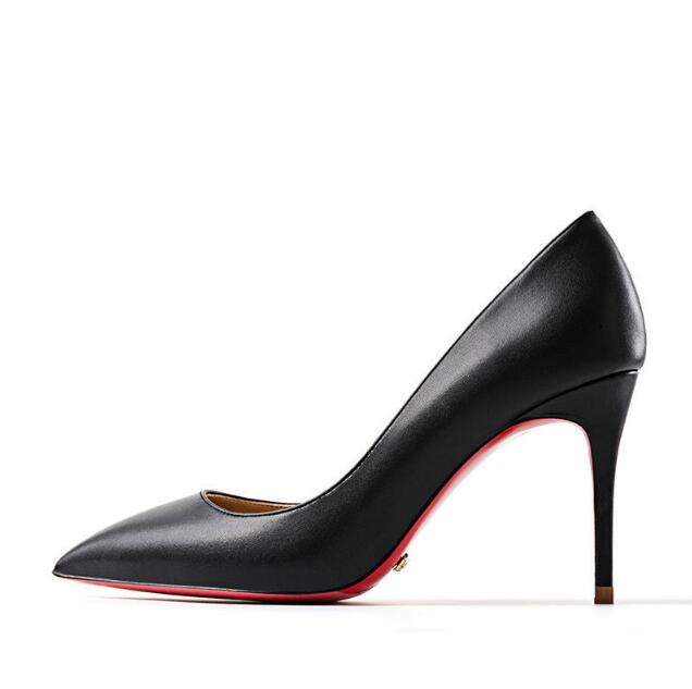 Svart elegant dam pumps med hög klack & spetsig tå, redo för fest.