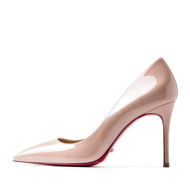 Glamorösa högklackade festskor. Dam pumps med spetsig tå, perfekt för kvällen.