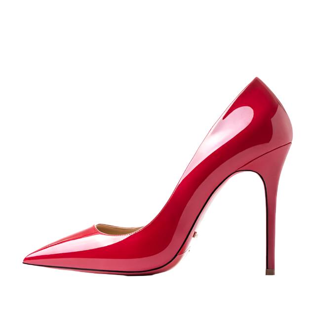 Detaljbild av spetsig tå på elegant dam pumps. Hög klack för kvällsfest.