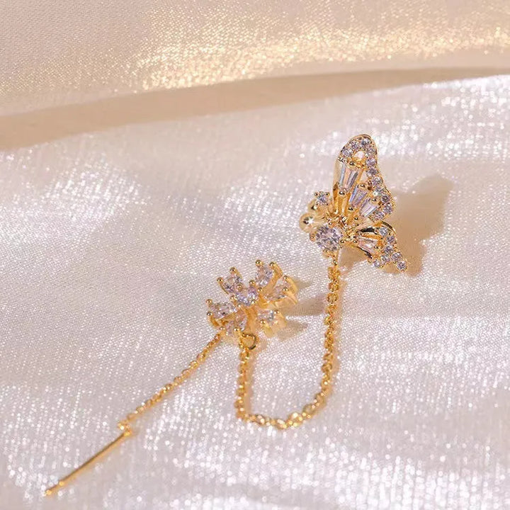 Vacker öroncuff i guld/silver med fjäril, blomma och strass. Elegant smycke för dam, ingen piercing behövs.