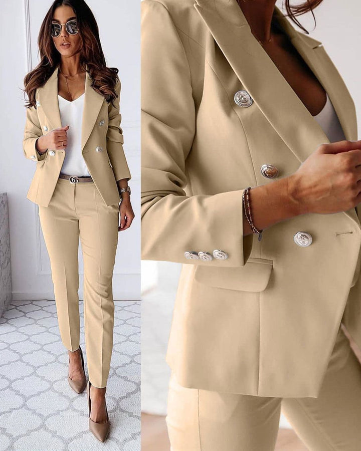 Stilrent tvådelat dam slim-fit kostymset med figurnära blazer och kjol för en professionell look.