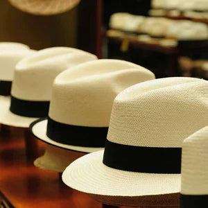 "Elegant dam solhatt med stort brätte, naturlig halm, beige/white, erbjuder utmärkt solskydd, sommaraccessoar."