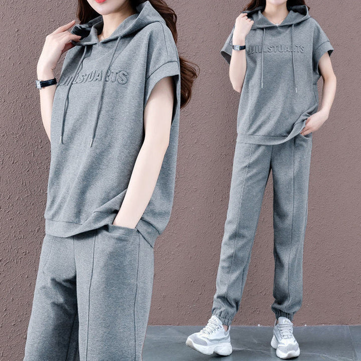"Elegant dam sommar träningsoverall i polyester, lös passform, kortärmad, V-hals, framifrån, andningsbar och stilfull."
