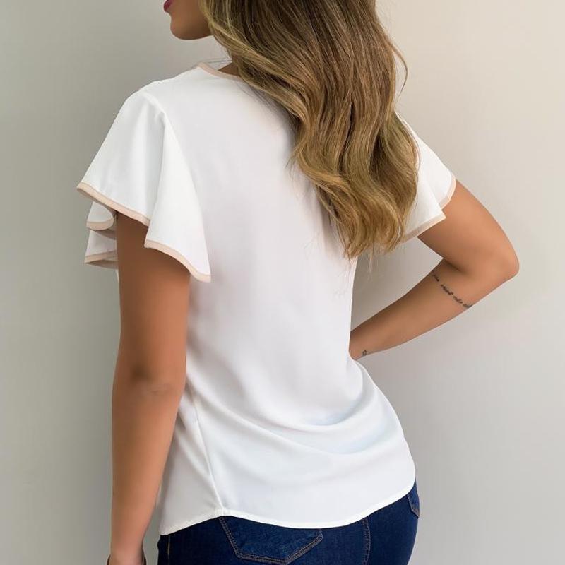 "Elegant dam t-shirt kortärmad med volanger, luftig design, lätt tyg. Perfekt för sommarens alla tillfällen."