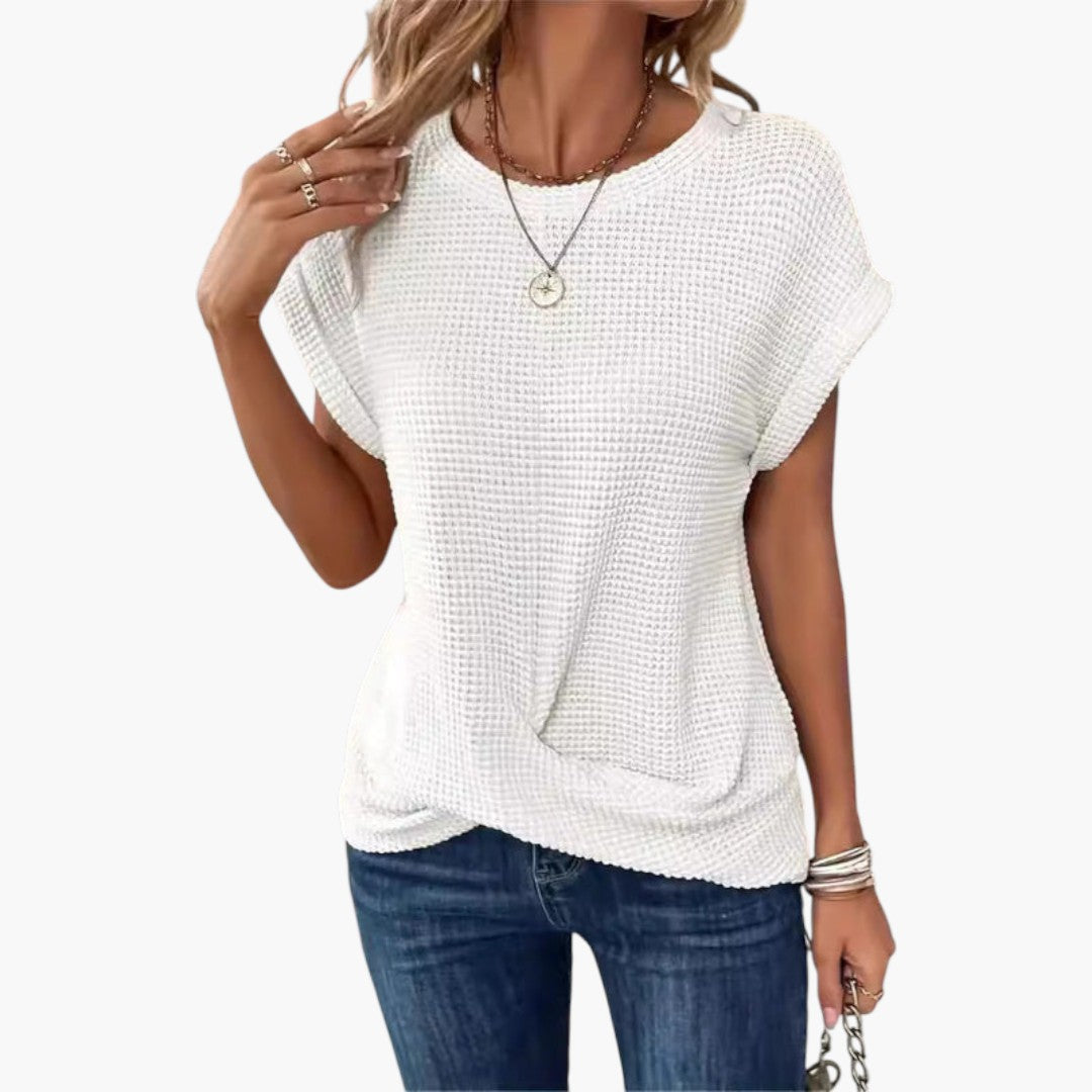 Casual dam t-shirt med båtringning och chic twist-detalj. Mjuk kortärmad topp för en modern sommarlook.