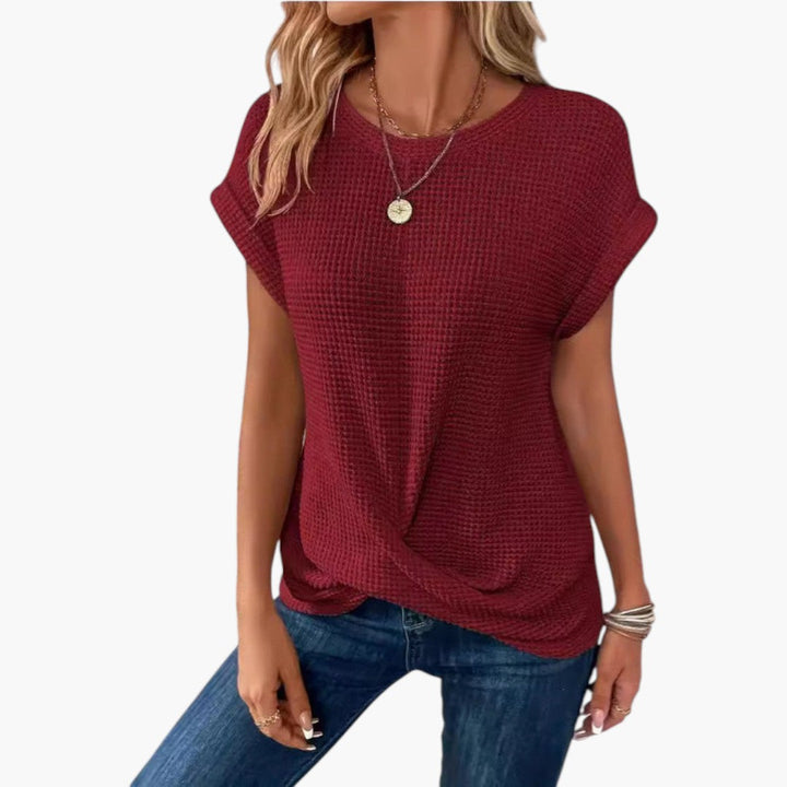 Snygg dam t-shirt med vacker båtringning och elegant twist fram. Kortärmad topp, bekväm för sommar och vardag.